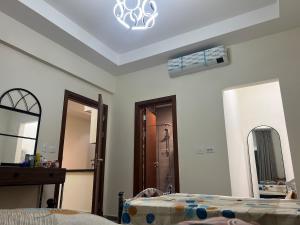 阿莱曼Ilatini New Alamein Lagoon View - الحي اللاتيني的一间卧室，里面有一张床、两面镜子和一个天花板