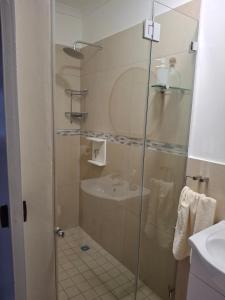 Koupelna v ubytování Large room in quiet north facing suburb