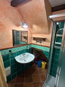 une salle de bain avec lavabo et douche dans l'établissement Charme Rustico 70 mt from the beach, starlink, à Cefalù