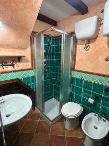 une salle de bains avec douche, toilettes et lavabo dans l'établissement Charme Rustico 70 mt from the beach, starlink, à Cefalù