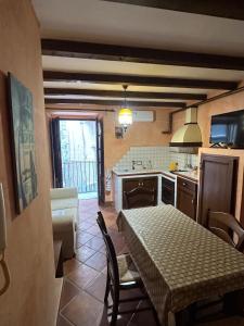 une cuisine et une salle à manger avec une table et des chaises dans l'établissement Charme Rustico 70 mt from the beach, starlink, à Cefalù