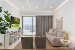 ein Wohnzimmer mit Sofa und Tisch in der Unterkunft Encantame Soleil 1BR Sleeps 4 lock off unit in Playa Encanto