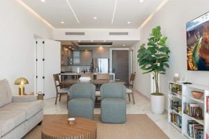 ein Wohnzimmer mit Sofa und Tisch in der Unterkunft Encantame Soleil 1BR Sleeps 4 lock off unit in Playa Encanto