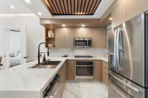 eine Küche mit Spüle und Kühlschrank in der Unterkunft Encantame Soleil 1BR Sleeps 4 lock off unit in Playa Encanto