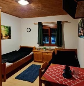 een woonkamer met een bank en een tafel bij Pension Haus Marianne in Bad Vöslau