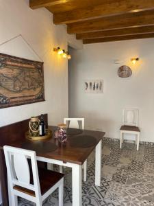 a dining room with a wooden table and chairs at Casita Ricarda in Tazacorte