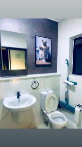 Ένα μπάνιο στο Explore Convenience And Style In A Prime Location +4 φωτογραφίες