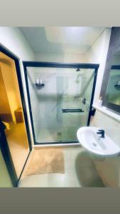 Ένα μπάνιο στο Explore Convenience And Style In A Prime Location