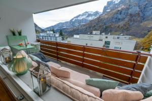 d'un balcon avec des canapés et une vue sur la montagne. dans l'établissement Le Belvédère de Loèche, à Loèche-les-Bains