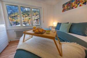 - un salon avec une table et des fruits dans l'établissement Le Belvédère de Loèche, à Loèche-les-Bains 44 autres photos