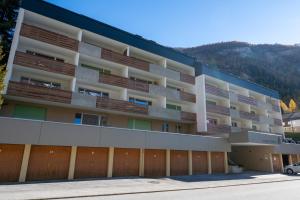 een appartementencomplex met een parkeerplaats bij Le Belvédère de Loèche in Leukerbad +45 foto's