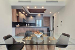 Η κουζίνα ή μικρή κουζίνα στο Encantame Soleil 1st floor 2Br lockoff Sleeps8