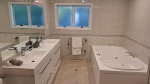 Koupelna v ubytování Bay and village view, 2 person spa bath