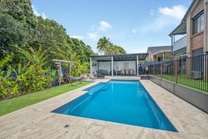 ein Swimmingpool im Hinterhof eines Hauses in der Unterkunft 27 Burrawong Drive in Port Macquarie