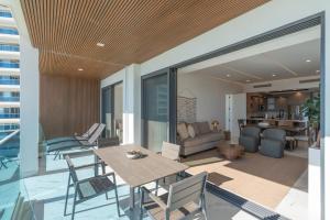 Χώρος καθιστικού στο Encantame Soleil 3rd Floor R-303 2BR Sleeps 8