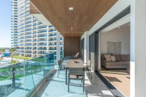 Μπαλκόνι ή βεράντα στο Encantame Soleil 3rd Floor R-303 2BR Sleeps 8 +41 φωτογραφίες
