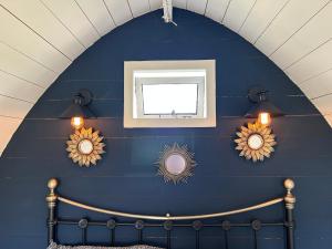 Fotografie z fotogalerie ubytování Dolafon luxury glamping pod 3 with hot tub v destinaci St Asaph