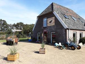 a building with two motorcycles parked outside of it at Vakantiewoning Stuifzand in Stuifzand