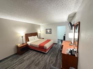 Postel nebo postele na pokoji v ubytování Regency Inn