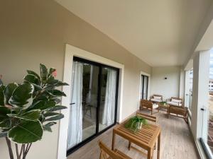 Χώρος καθιστικού στο Marien Residences 221 Garden & Partial Ocean View Condo