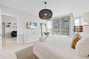 Μια τηλεόραση ή/και κέντρο ψυχαγωγίας στο Luxury Waterfront Brickell ICON W-Hotel Balcony Water Views