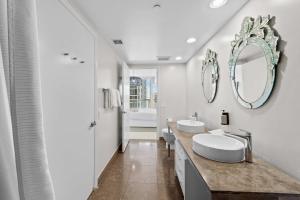 Ένα μπάνιο στο Luxury Waterfront Brickell ICON W-Hotel Balcony Water Views