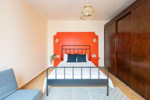 a bedroom with a bed and a red headboard at Casa 906 in Puebla