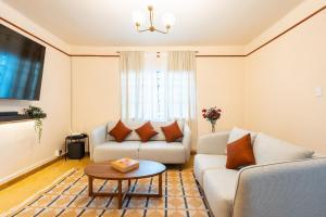 ein Wohnzimmer mit zwei Sofas und einem Tisch in der Unterkunft Casa céntrica con 4 habitaciones y estacionamiento in Puebla