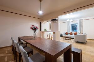 ein Wohnzimmer mit einem Holztisch und Stühlen in der Unterkunft Casa céntrica con 4 habitaciones y estacionamiento in Puebla