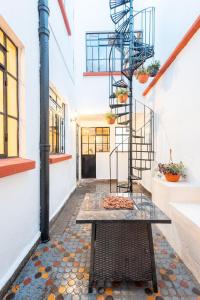 a room with a table with a pizza on it at Casa 906 in Puebla