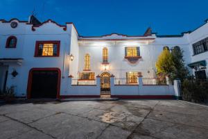 a white house with a gate in front of it at Casa 906 in Puebla