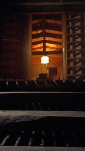 a room with a row of chairs and a chandelier at Cabaña El Bordoneo in Villa Yacanto