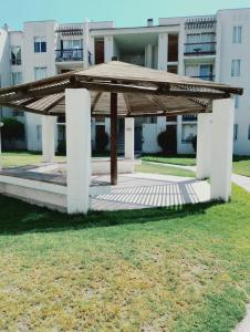 a wooden pavilion in front of a building at Cómodo y espacioso departamento en La Serena in La Serena