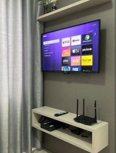 Μια τηλεόραση ή/και κέντρο ψυχαγωγίας στο Loft aconchegante no Centro