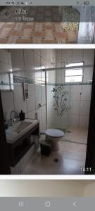 Un baño con lavabo e inodoro en Cantinho do aconchego, en Guarujá