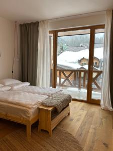 une chambre avec deux lits et vue sur une terrasse dans l'établissement Studio apartment ASKA, à Jahorina