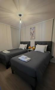 a room with two beds in a room at Mirador Central Stgo 2Habitaciones 2Baños y 1Garaje in Santiago +23 photos