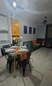 a living room with a table and a couch at Mirador Central Stgo 2Habitaciones 2Baños y 1Garaje in Santiago