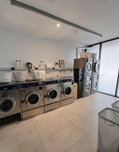 a laundry room with four washing machines in it at Mirador Central Stgo 2Habitaciones 2Baños y 1Garaje in Santiago
