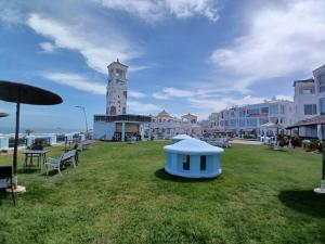 塔马里斯Cosy Studio Sea View in Casablanca的田间中带钟楼的房子