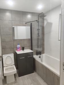 ein Badezimmer mit Toilette, Dusche und Waschbecken in der Unterkunft 4 bedroom bungalow in Kettering - Garden - Parking - WiFi in Kettering + 43 Fotos