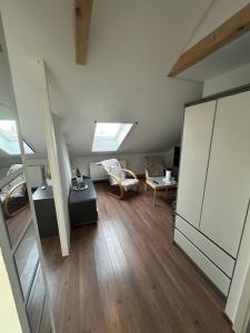 奥西耶克Apartman Stadion的大型客厅设有