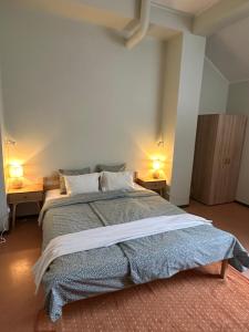 Un dormitorio con una cama grande con dos mesitas de noche. en Maidla Hostel, en Maidla