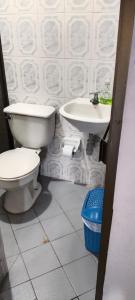 a bathroom with a toilet and a sink at CASA EN EL BARRIO CÁNDIDO CERCA AL CC ÚNICO y AL AEROPUERTO in Neiva