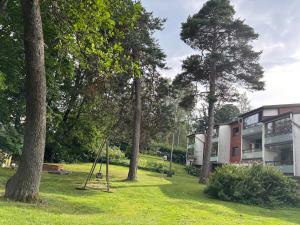 un parc avec une balançoire installée dans la pelouse dans l'établissement Stylish marine studio, balcony, parking in Lauttasaari, à Helsinki 14 autres photos