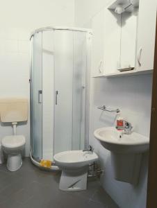 Koupelna v ubytování La casa del popolo + 40 fotografií