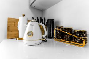 Tetera y cafetera en Private 1 bedroom apartment with kitchen, keyLargo Tavernier