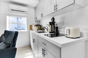 Una cocina o cocineta en Private 1 bedroom apartment with kitchen, keyLargo Tavernier