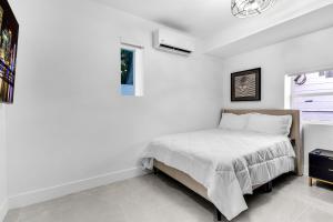 Una cama o camas en una habitación de Private 1 bedroom apartment with kitchen, keyLargo Tavernier