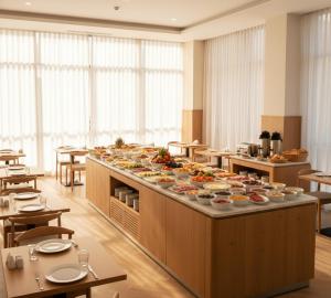 eine Buffetreihe mit vielen Tellern voller Essen in der Unterkunft Sera Apart Ayvalık in Ayvalık